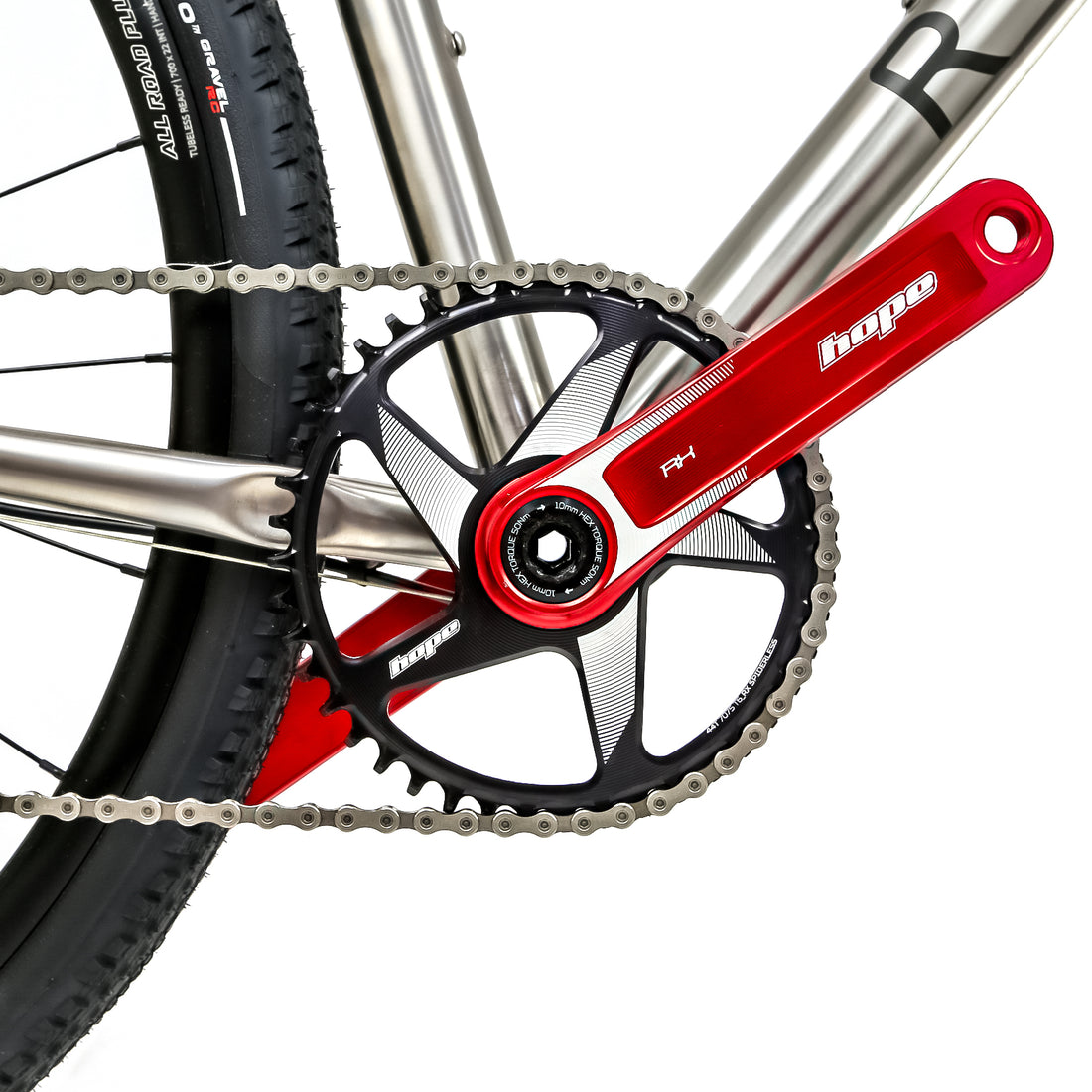 Reilly gravel bike with red and black chainset