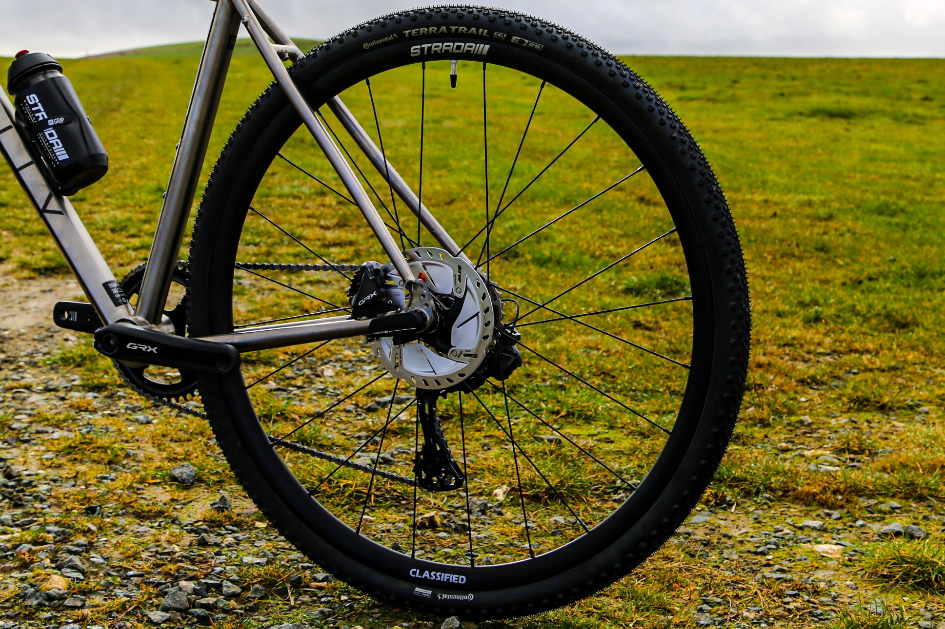Zoomed out version of the wheel on a Reilly bike on a green landscape 