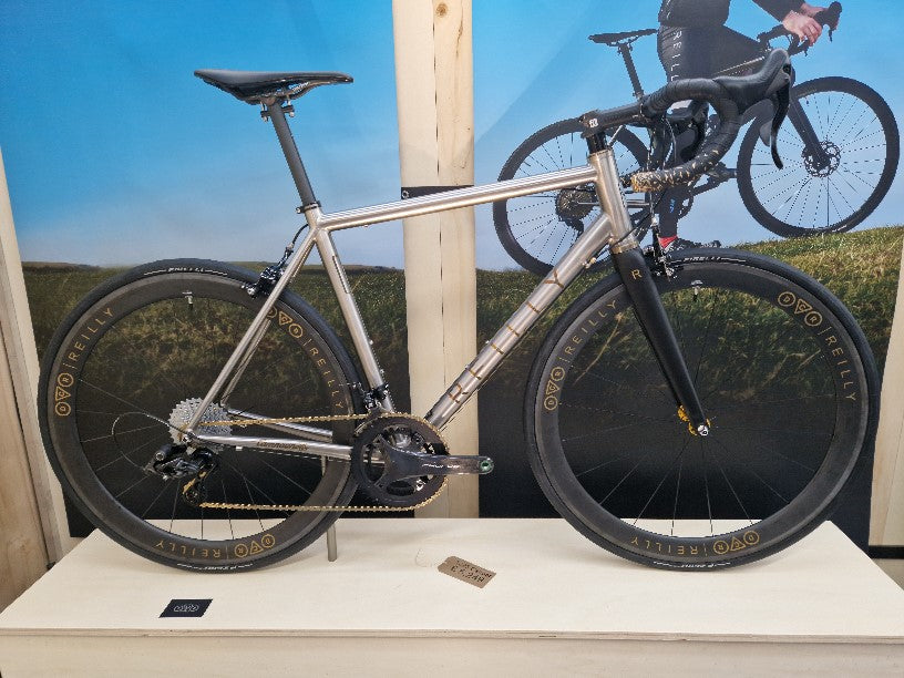 T325 with gold decals and gold Supercaz bartape.  Featuring Reilly x DCR wheelset with gold trim and gold chain.